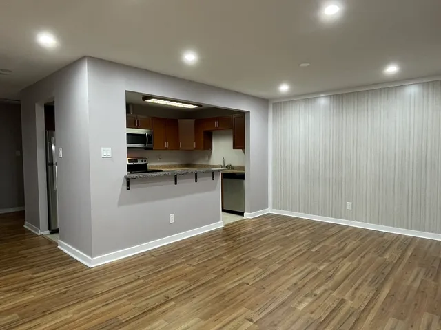 $1,900 | 803 Garden Circle, Unit 7, Streamwood, IL 60107