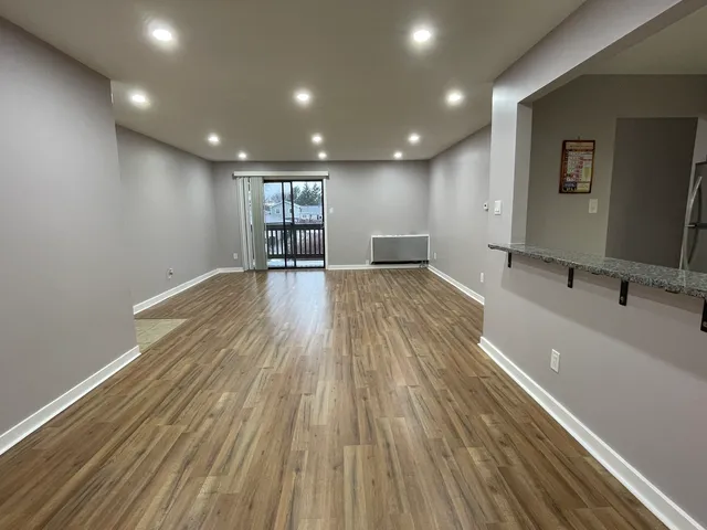 $1,900 | 803 Garden Circle, Unit 7, Streamwood, IL 60107