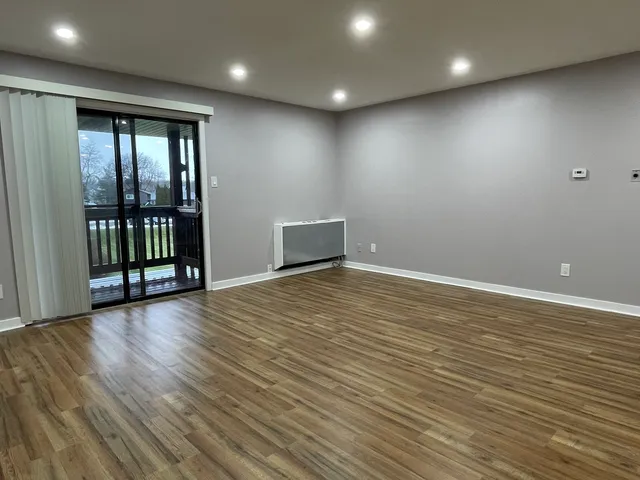 $1,900 | 803 Garden Circle, Unit 7, Streamwood, IL 60107