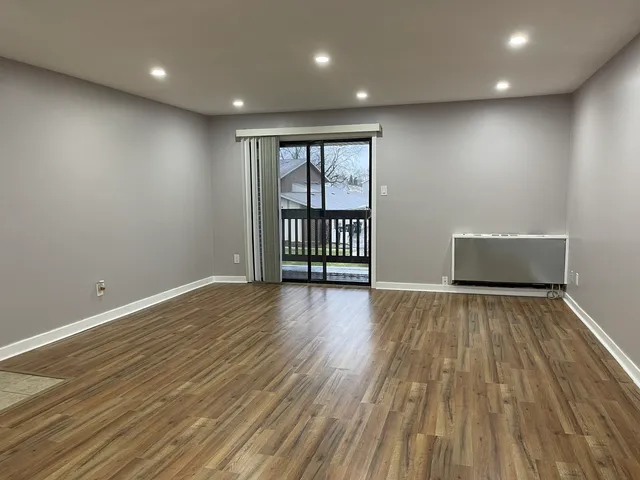 $1,900 | 803 Garden Circle, Unit 7, Streamwood, IL 60107