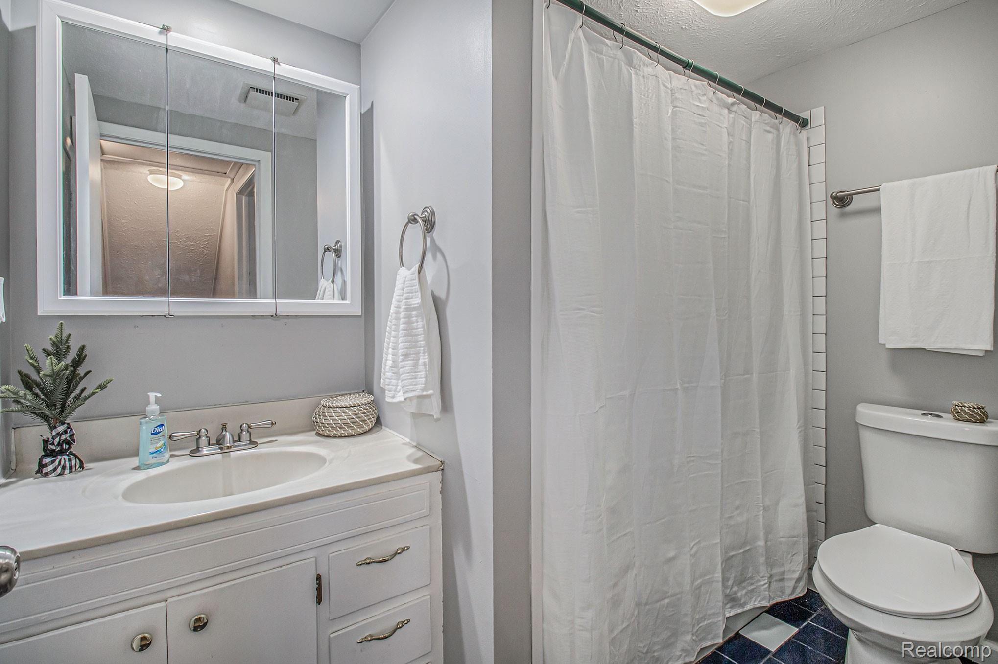 5891 Zimmer Road Williamston, MI 48895 - Photo 17 of 32 Upstairs Full Bathroom 1