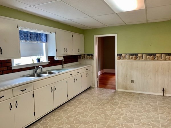 164 Ingham Street Chicopee, MA 01020 - Photo 6 of 40 Gallery Image 6