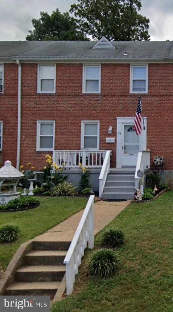 a view of a house with backyard and garden