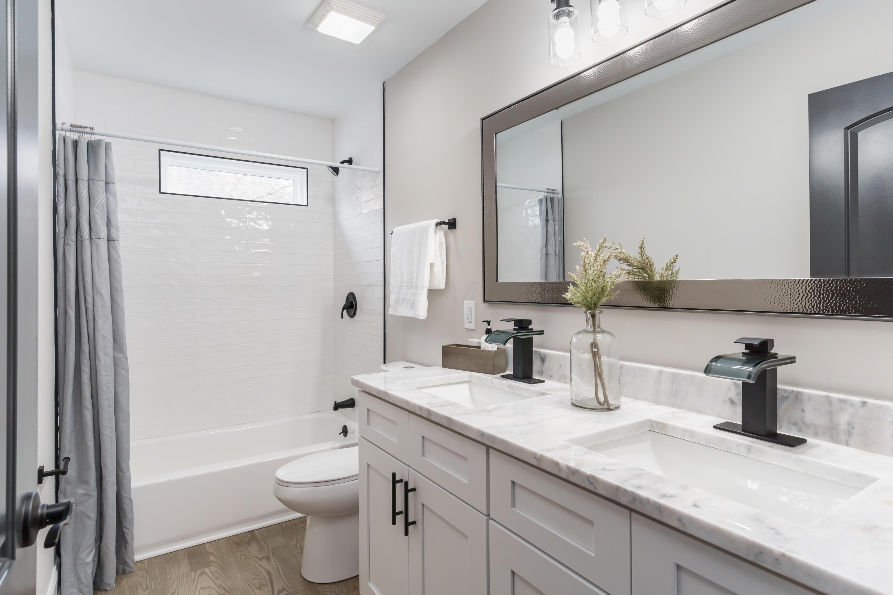 829 Thomas Road Columbus, OH 43212 - Photo 38 of 50 2nd floor Full Bathroom