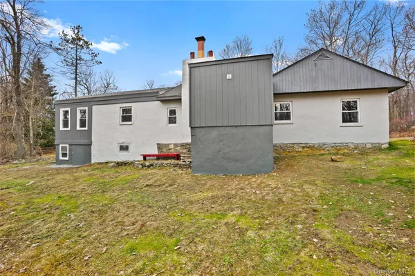 a view of a house with backyard and garden