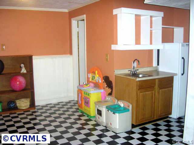 10512 White Rabbit Road Richmond, VA 23235 - Photo 8 of 10 a utility room with sink dryer and washer
