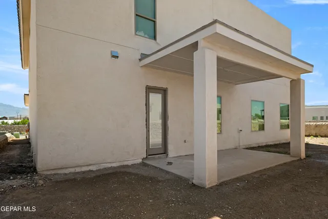 a view of a house with backyard