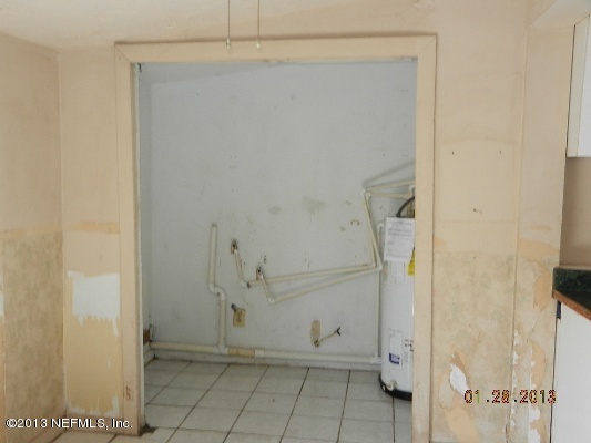 326 Bird Road Jacksonville, FL 32218 - Photo 9 of 12 laundry room