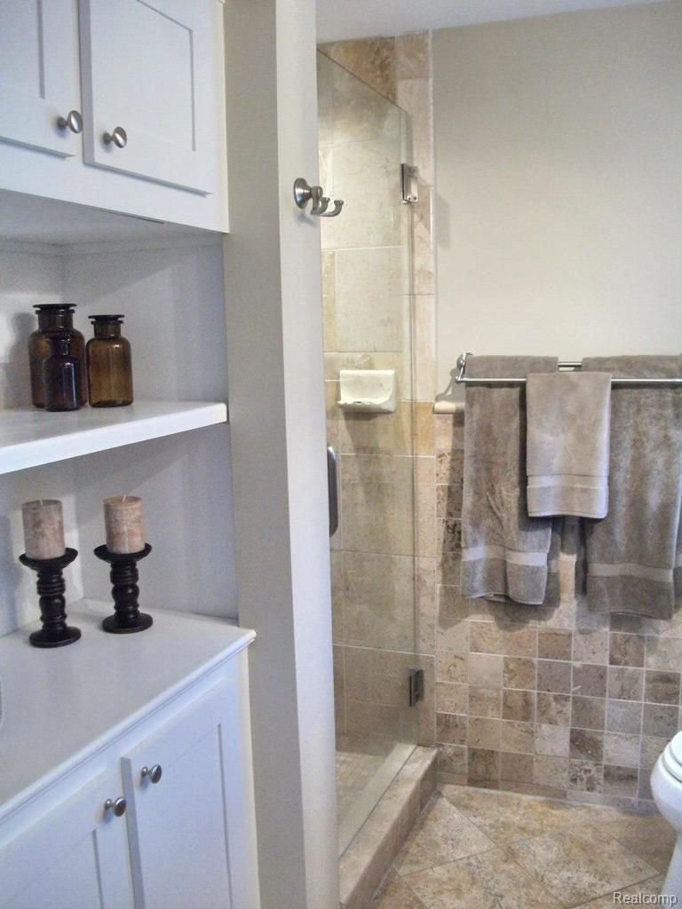 3215 Wendover Road Troy, MI 48084 - Photo 16 of 25 Master Bathroom