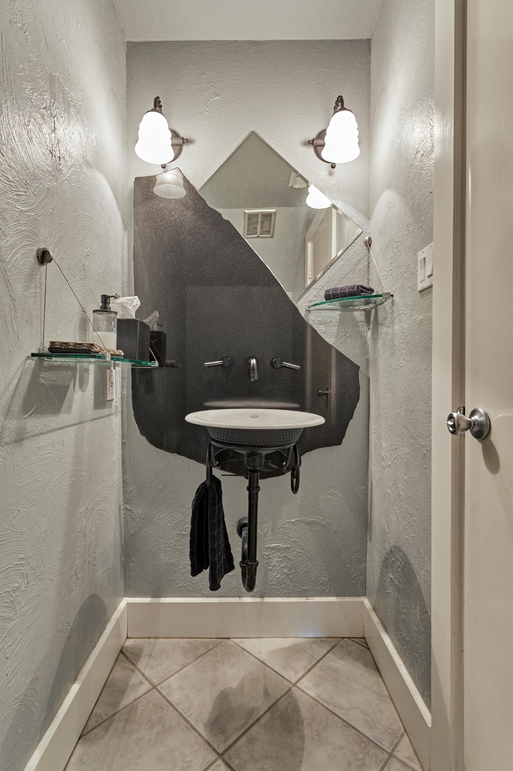 1427 Bowsprit Point Willis, TX 77318 - Photo 18 of 47 The half bath on the first floor has a unique piece of granite on the wall for a striking focal point.