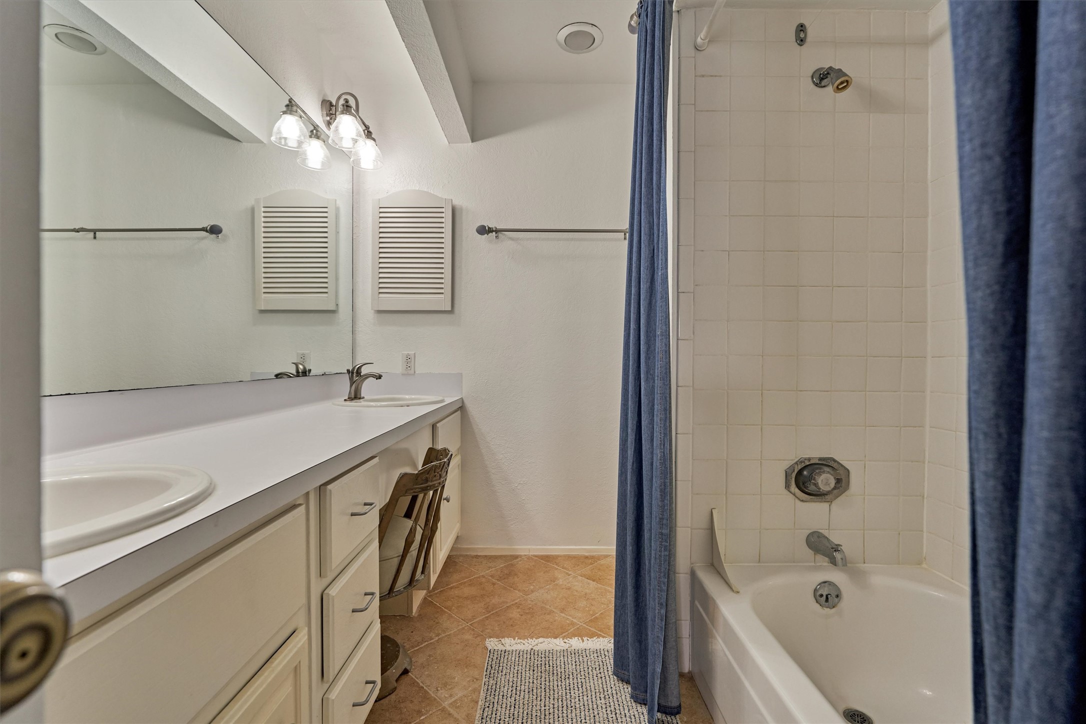 1427 Bowsprit Point Willis, TX 77318 - Photo 25 of 47 The ensuite for this room features two sinks, a nice vanity area and bath tub w/ shower.