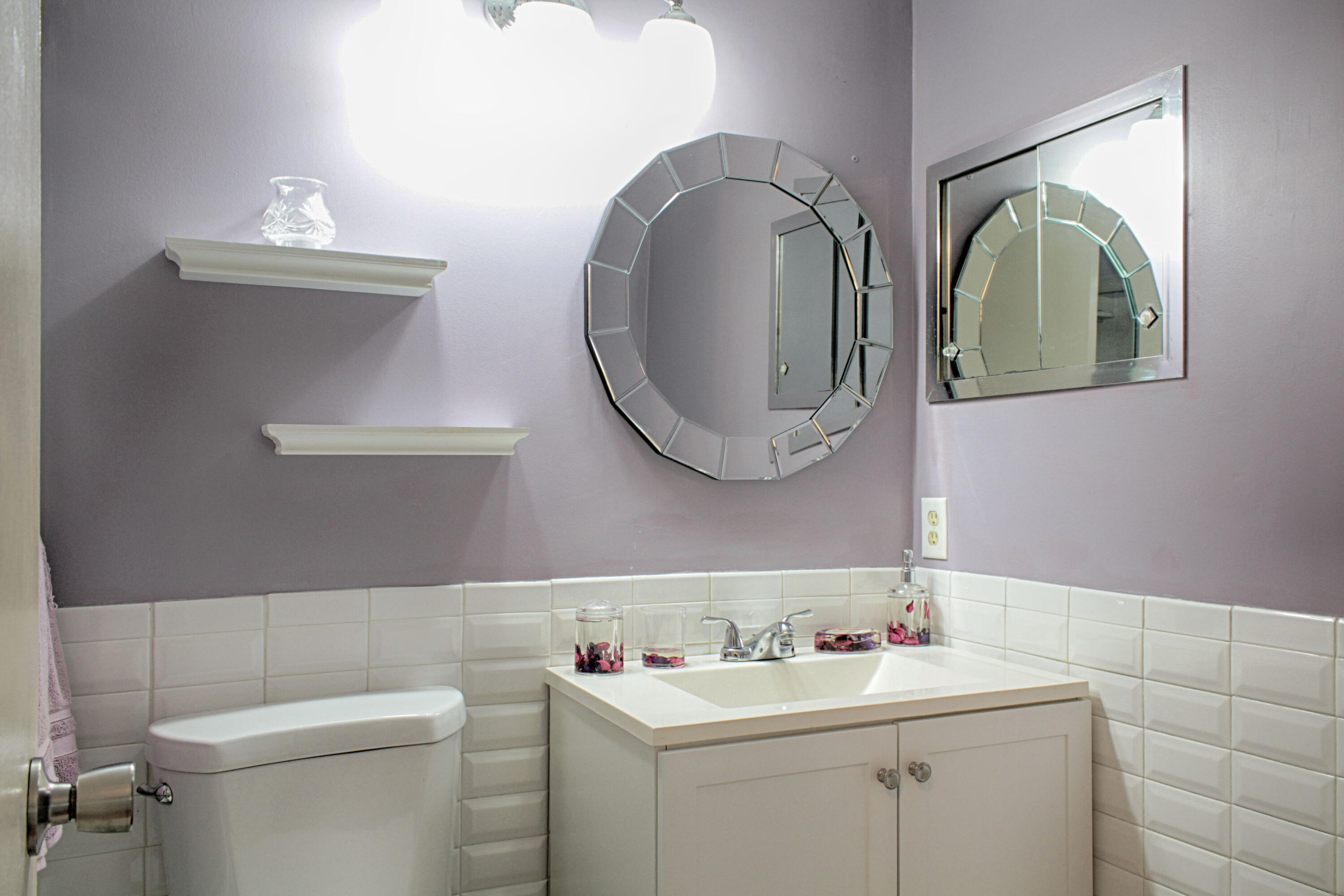 880 Horizon West, Unit 102 Boynton Beach, FL 33435 - Photo 17 of 34 a bathroom with a toilet a sink and mirror