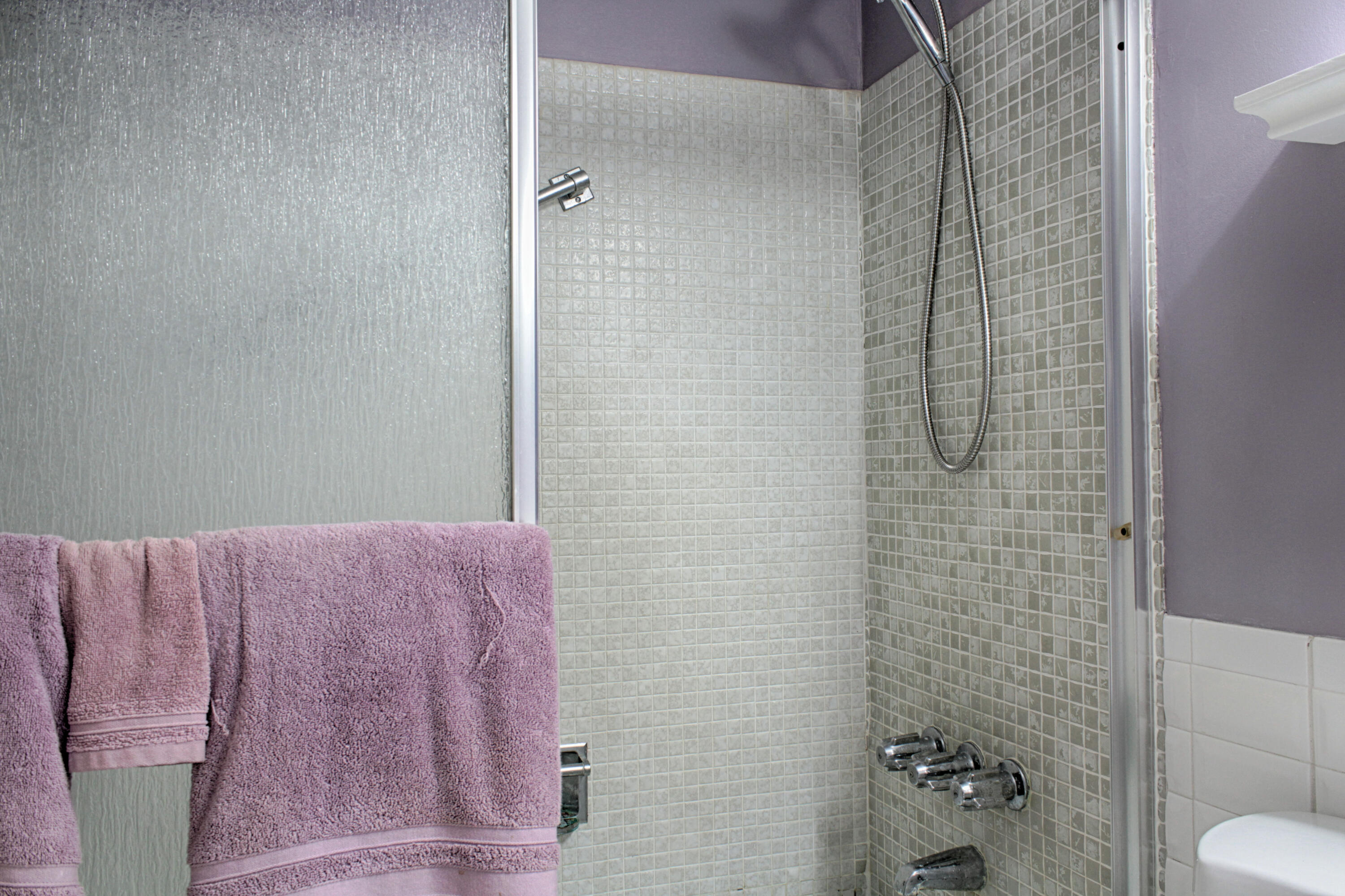 880 Horizon West, Unit 102 Boynton Beach, FL 33435 - Photo 18 of 34 a bathroom with a bathtub