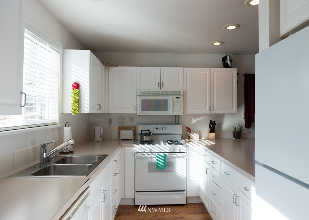 982 Chelan Court Northeast Renton, WA 98059 - Photo 15 of 19