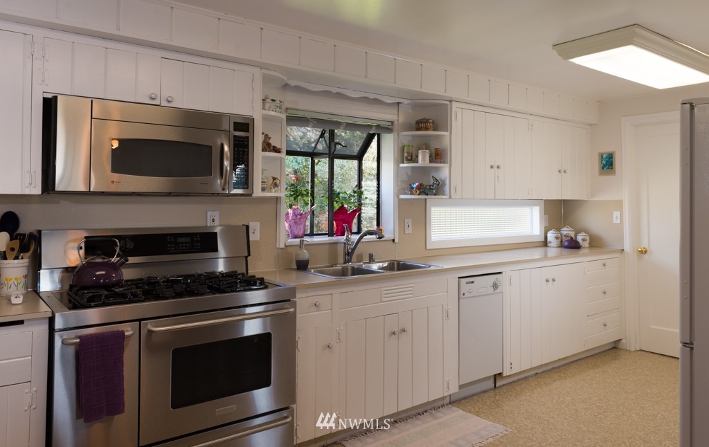 982 Chelan Court Northeast Renton, WA 98059 - Photo 7 of 19