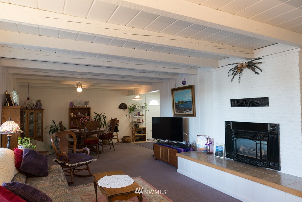 982 Chelan Court Northeast Renton, WA 98059 - Photo 9 of 19