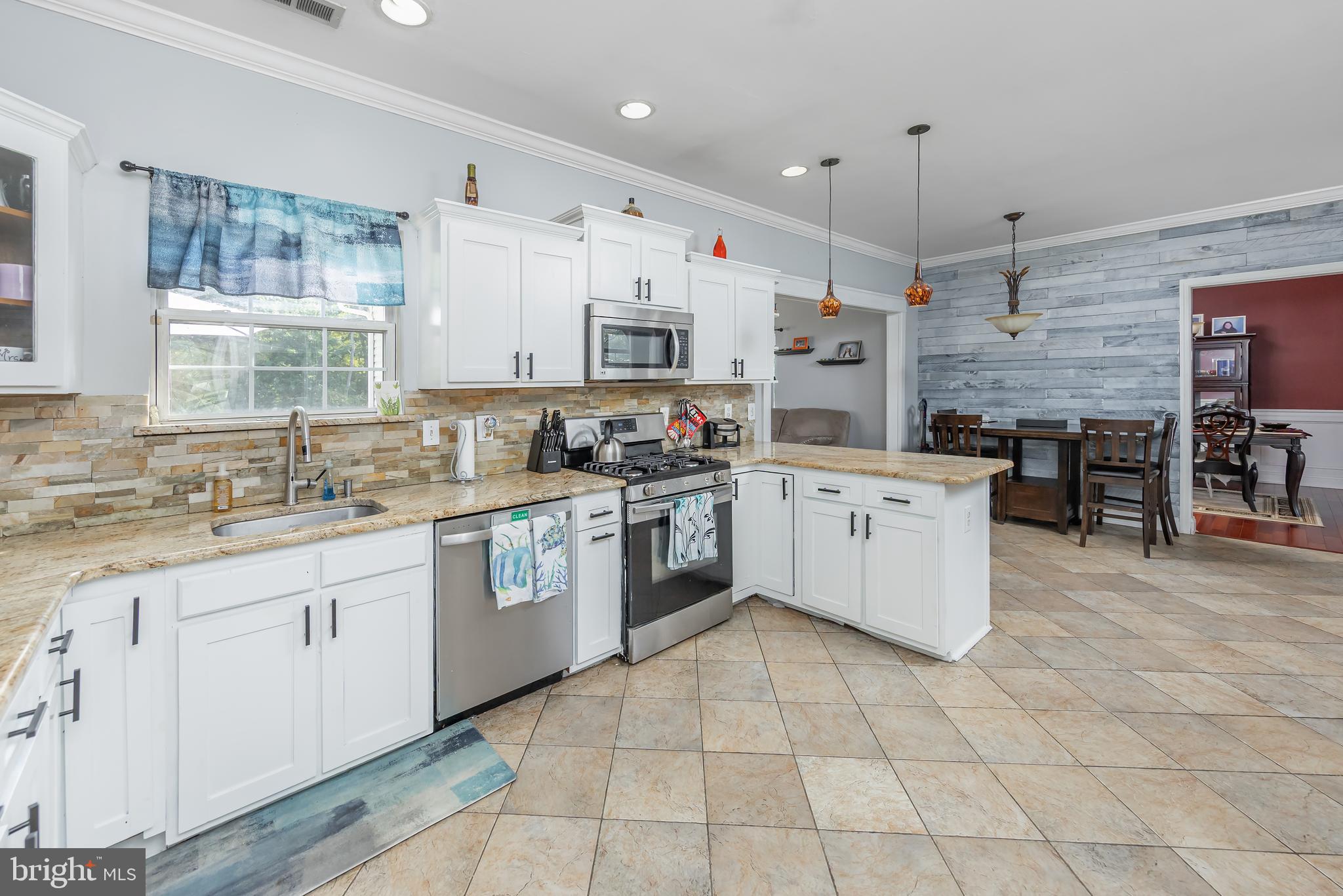 440 School House Road Williamstown, NJ 08094 - Photo 11 of 33 Kitchen w/ Breakfast Area