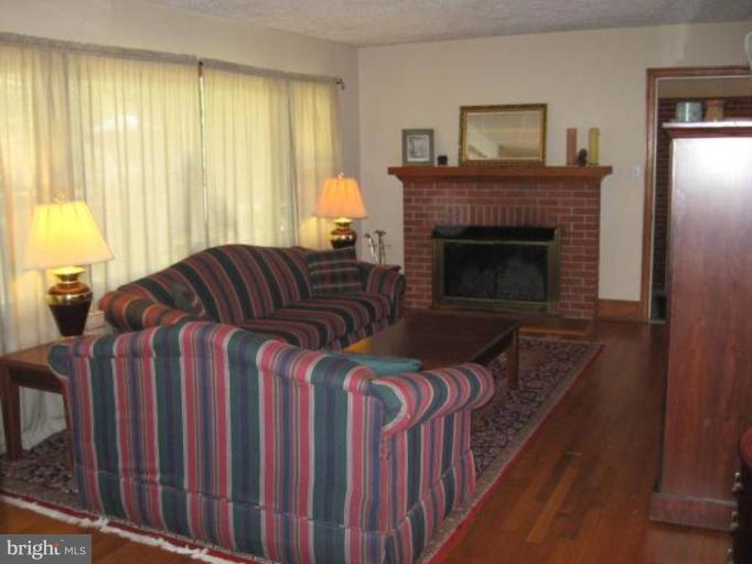 14 Nanticoke Road Cambridge, MD 21613 - Photo 3 of 16 Living Room
