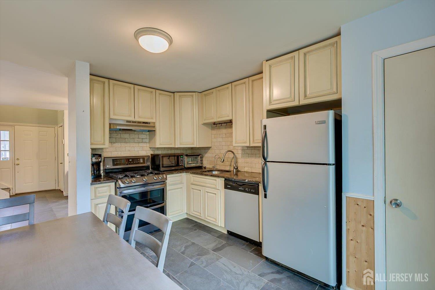 63 Renaissance Lane New Brunswick, NJ 08901 - Photo 9 of 19