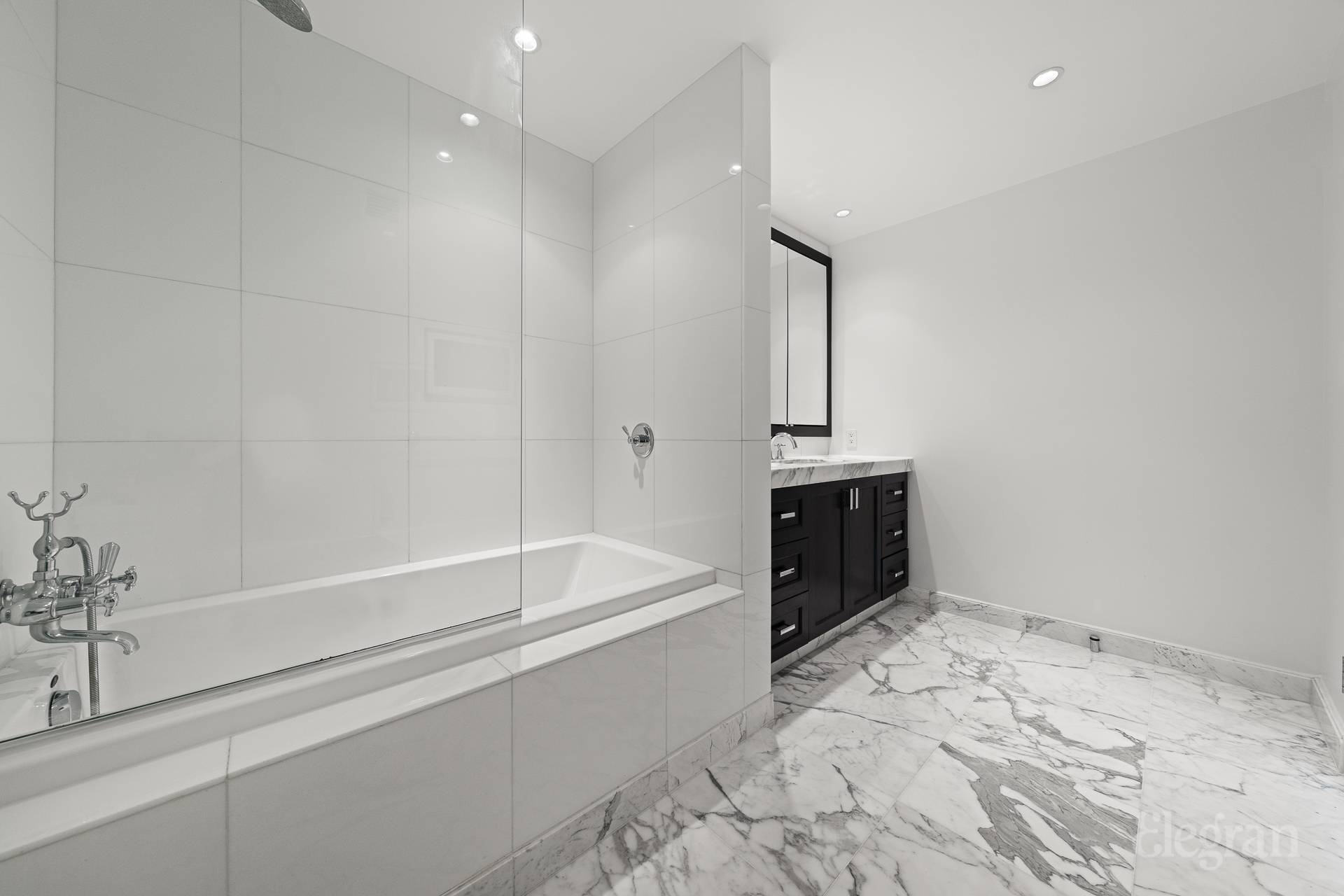 333 Rector Place, Unit 805 Manhattan, NY 10280 - Photo 26 of 28 a bathroom with a bathtub and a sink