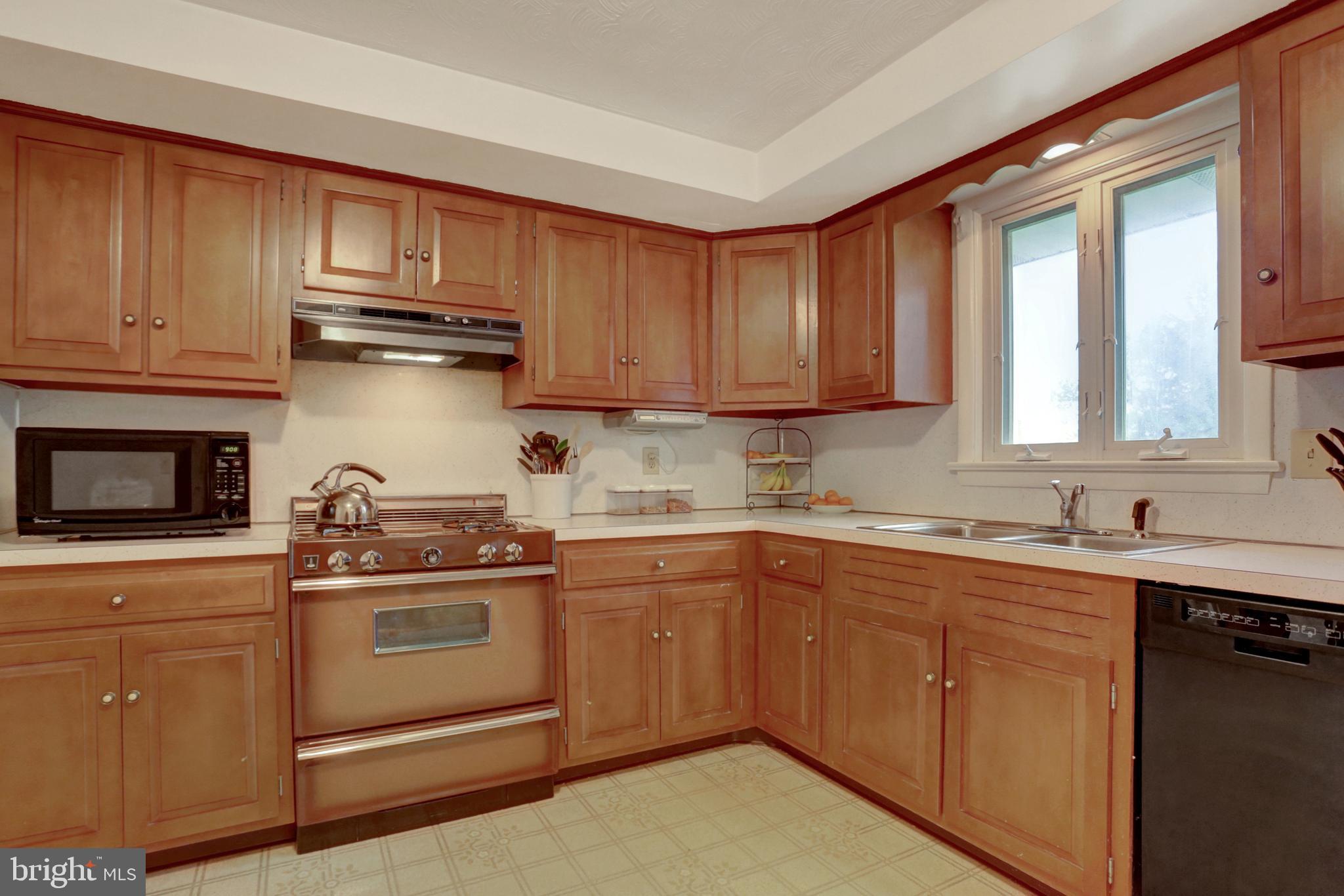 330 Hillcrest Road York, PA 17403 - Photo 12 of 32 Kitchen with lots of storage.
