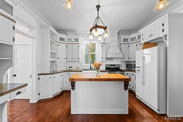 $299,900 | 617 East A Street, Belleville, IL 62220