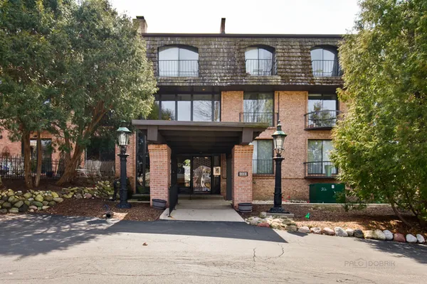 $239,900 | 600 West Russell Street, Unit 306, Barrington, IL 60010