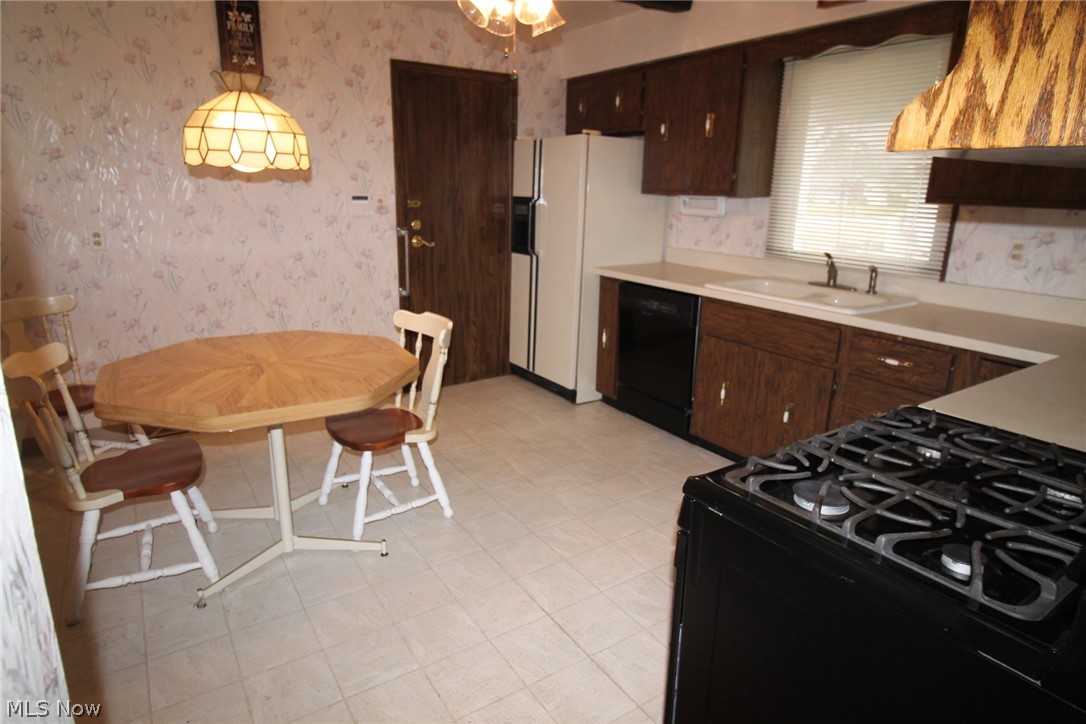 7930 Royal Ridge Drive Parma, OH 44129 - Photo 3 of 24 SPACIOUS EAT-IN KITCHEN
