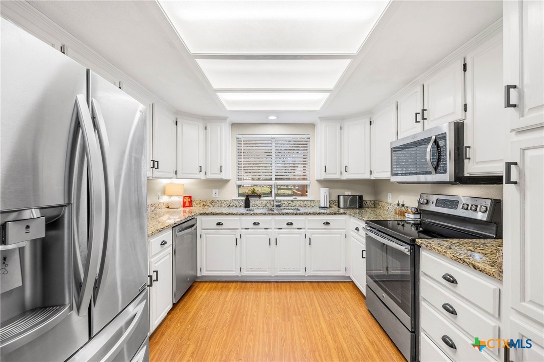 11207 Oak Tree Drive Salado, TX 76571 - Photo 12 of 34 Kitchen