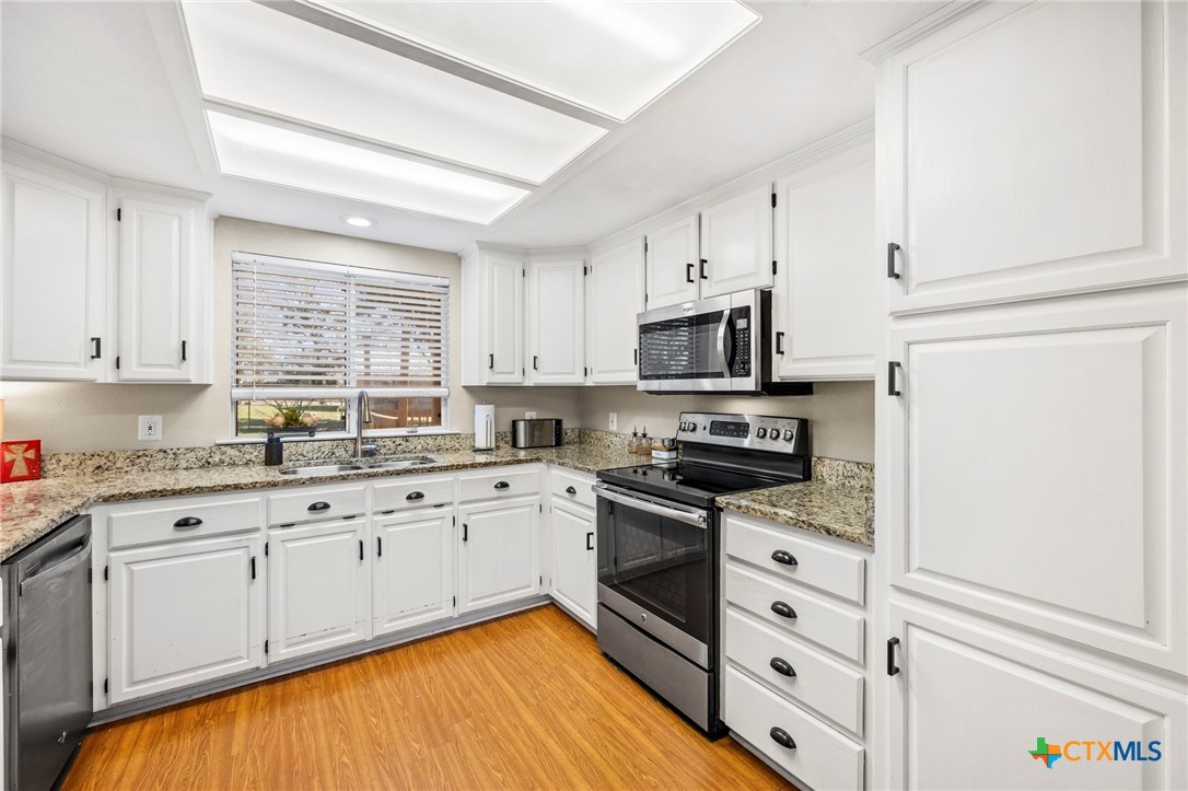 11207 Oak Tree Drive Salado, TX 76571 - Photo 13 of 34 Kitchen