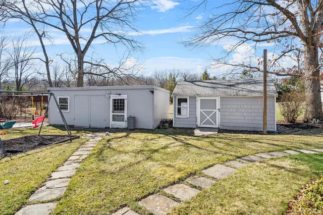 a view of entryway with outdoor seating