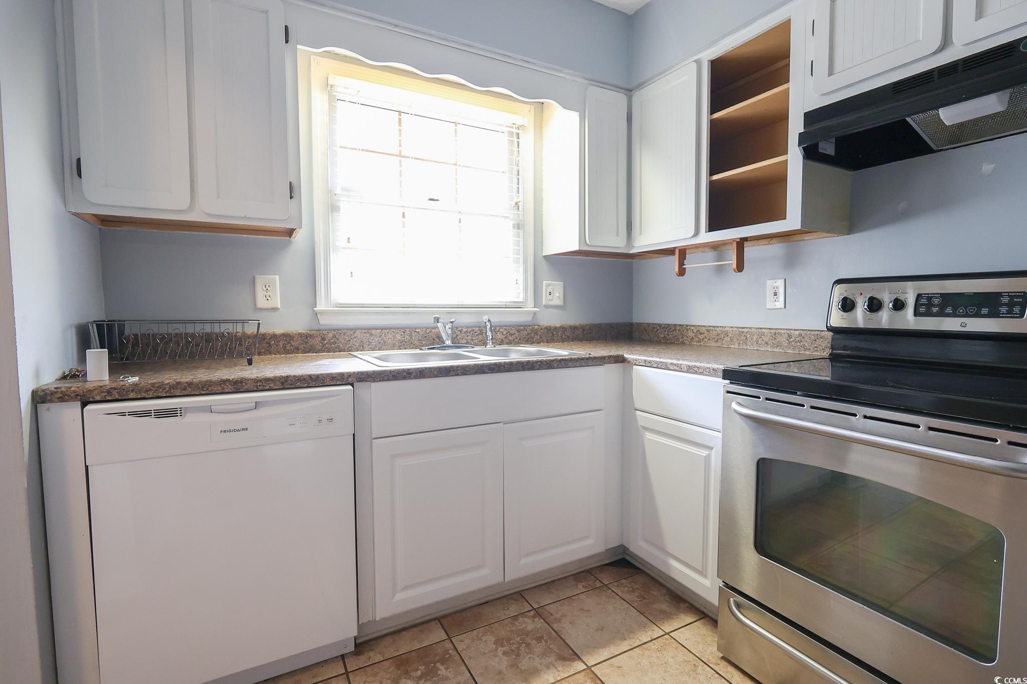 1025 Carolina Road, Unit O4 Conway, SC 29526 - Photo 5 of 22 Kitchen with stainless steel electric stove, a sin