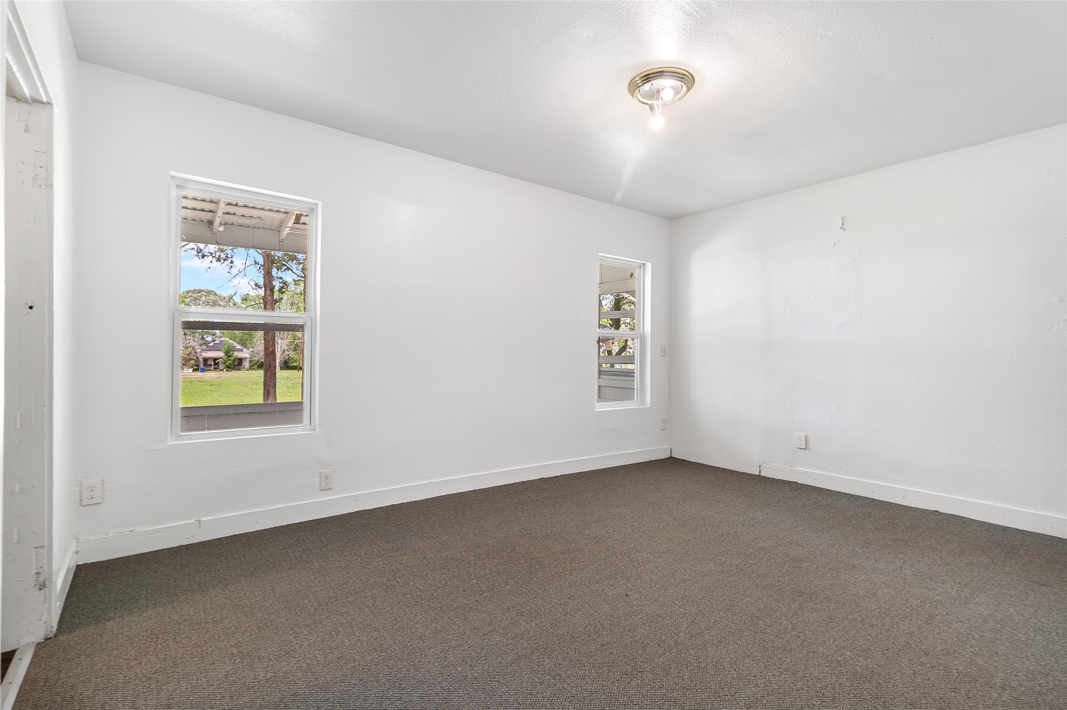 725 South Washington Avenue Livingston, TX 77351 - Photo 12 of 17 an empty room with windows