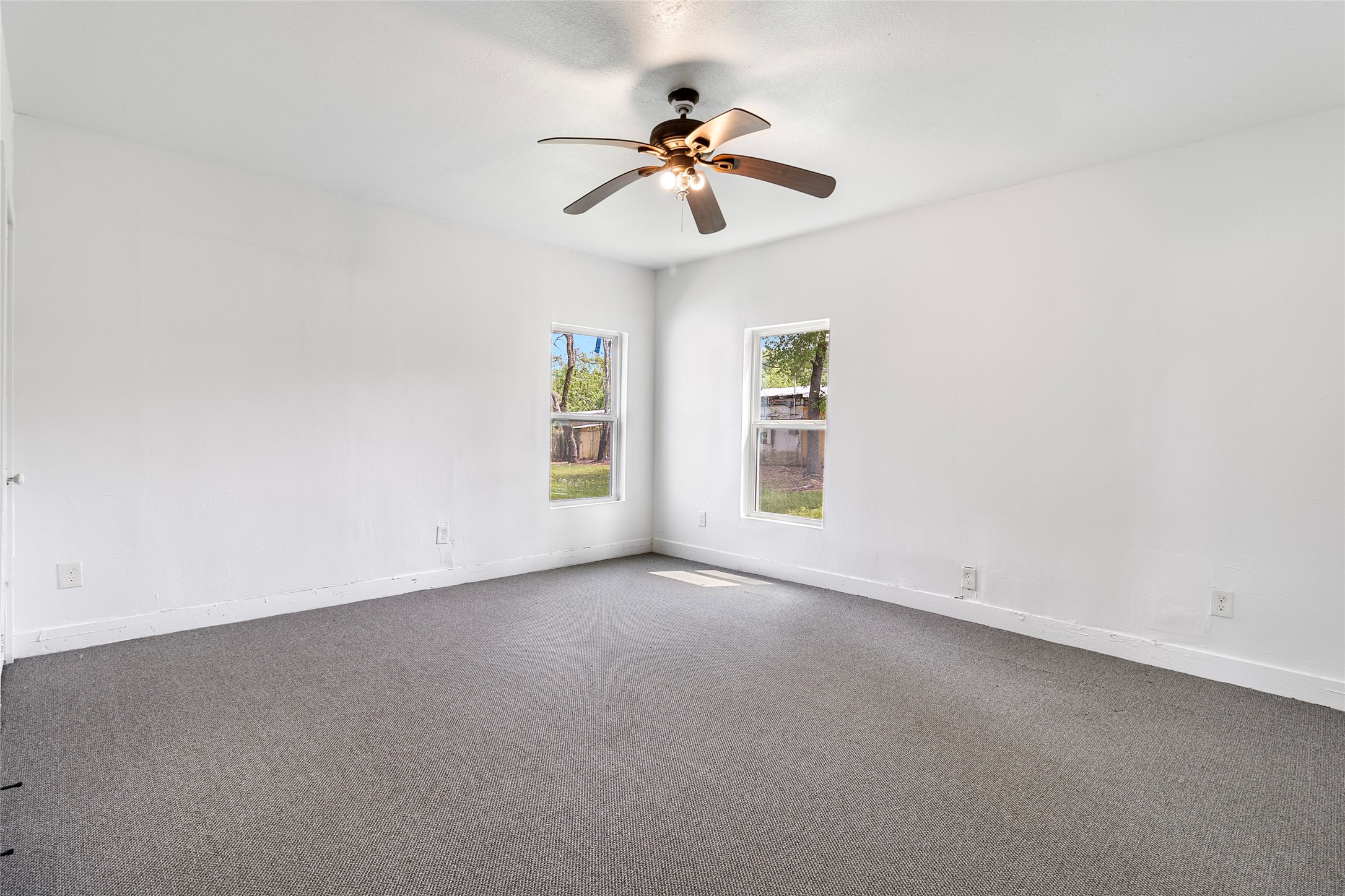 725 South Washington Avenue Livingston, TX 77351 - Photo 13 of 17 an empty room with windows and fan