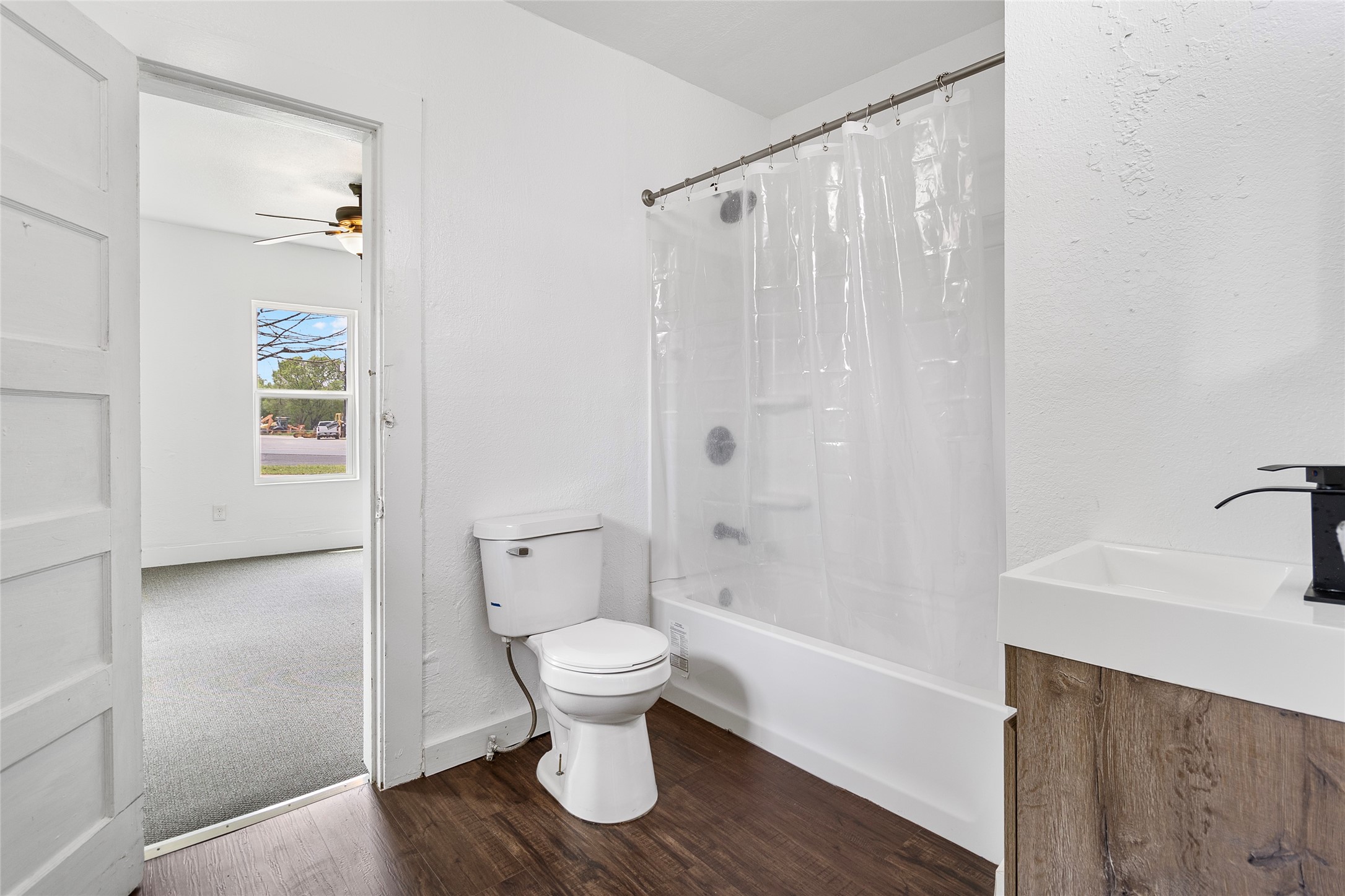 725 South Washington Avenue Livingston, TX 77351 - Photo 7 of 17 a bathroom with a toilet and a shower