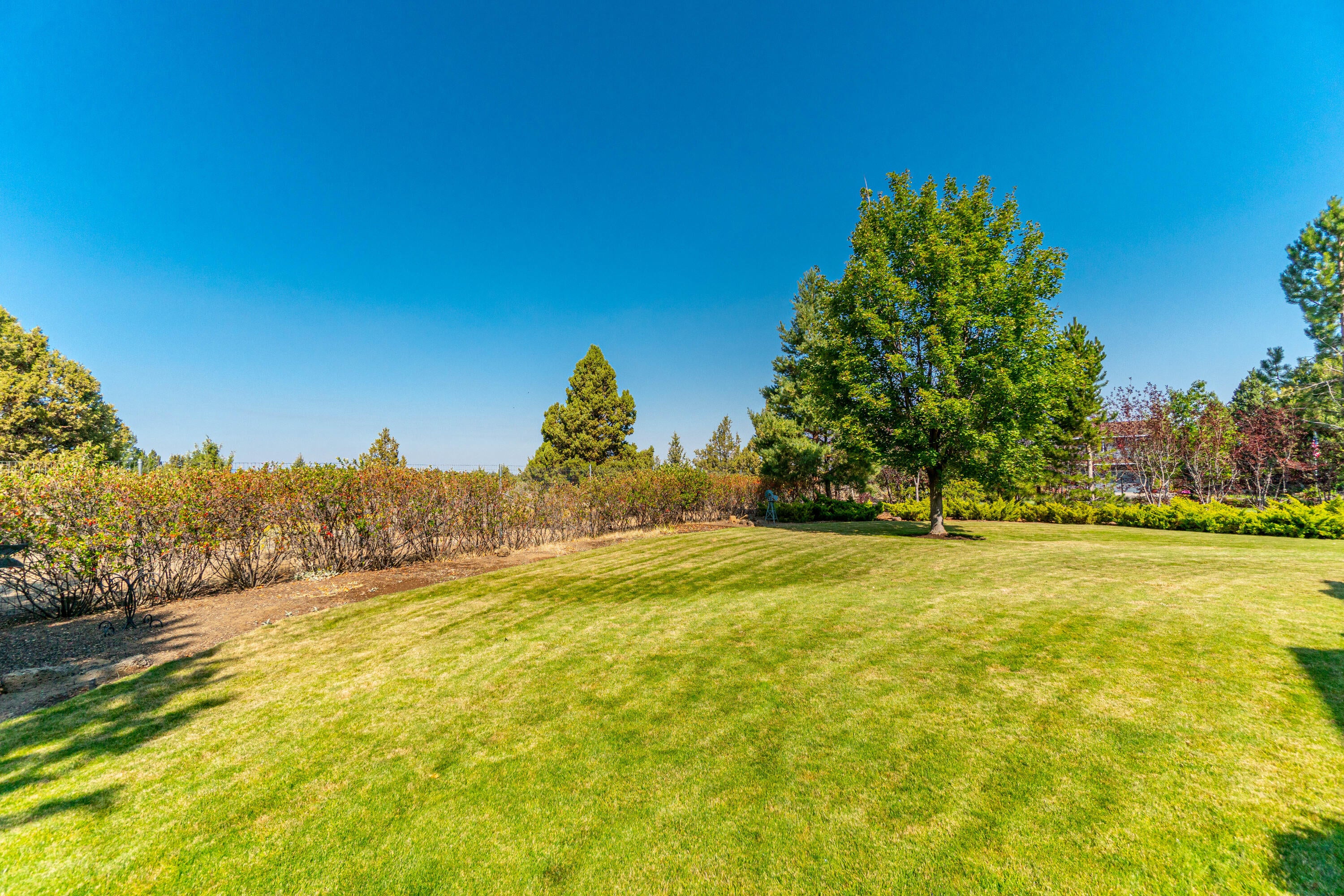 60905 Jennings Road Bend, OR 97702 - Photo 39 of 41 Yard