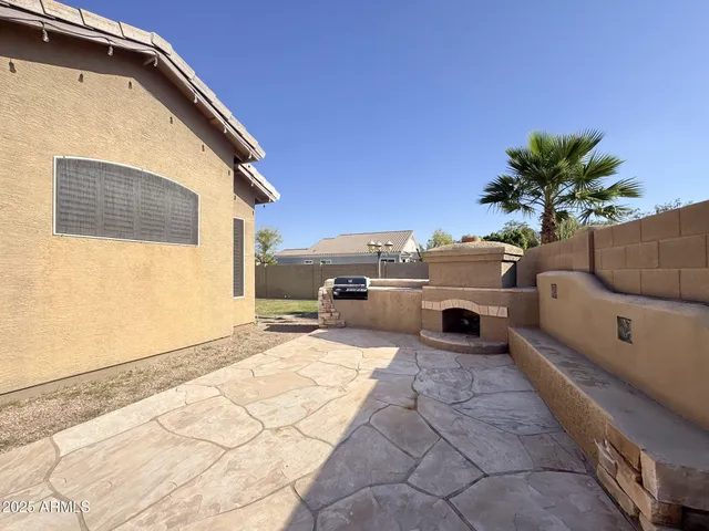 a view of a backyard