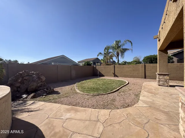 a view of a backyard