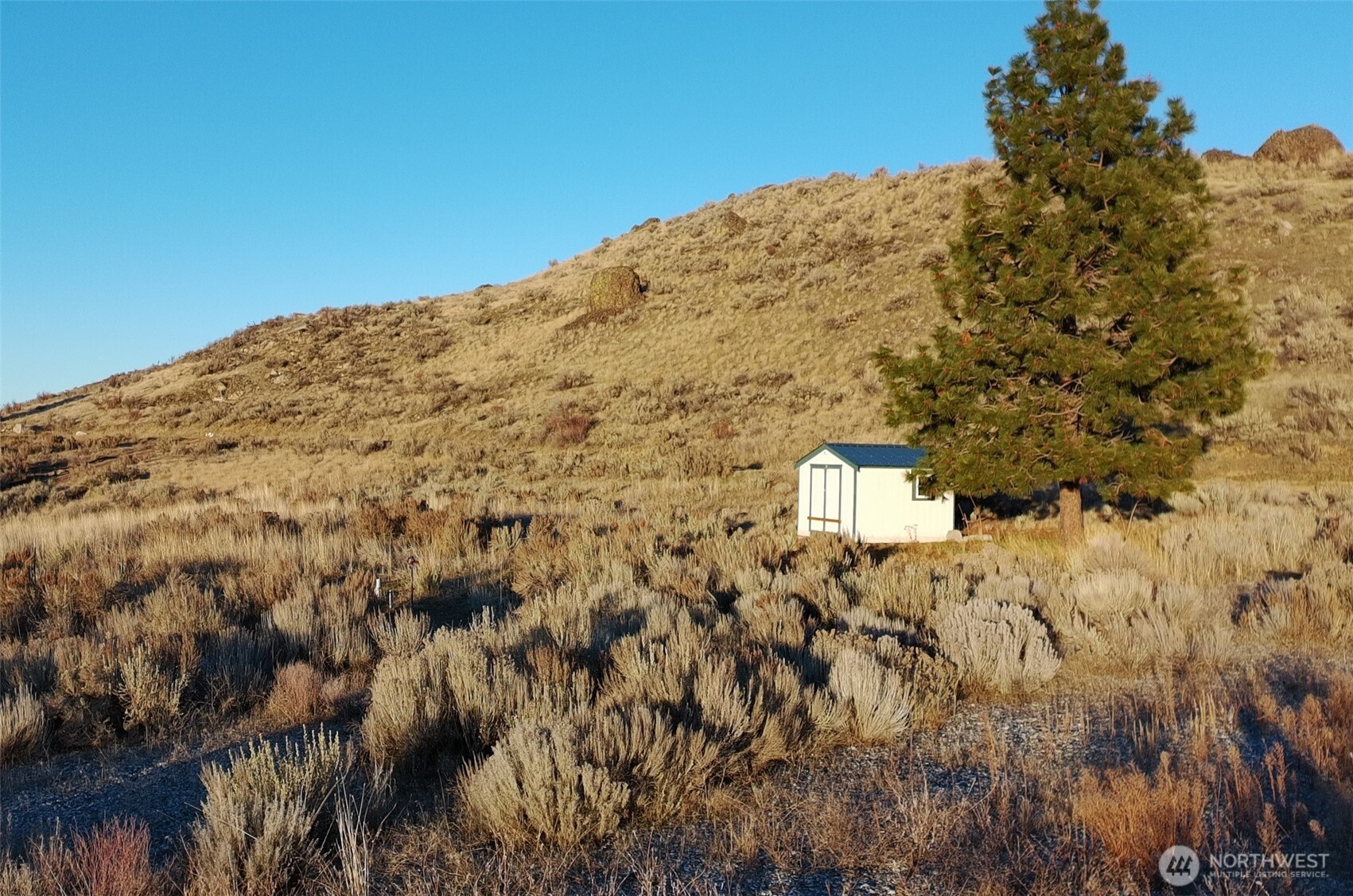 5 Peach Road Waterville, WA 98858 - Photo 3 of 6 a view of a large building