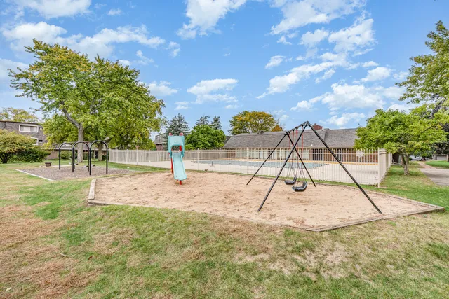 $1,945 | 224 East Bailey Road, Unit A, Naperville, IL 60565