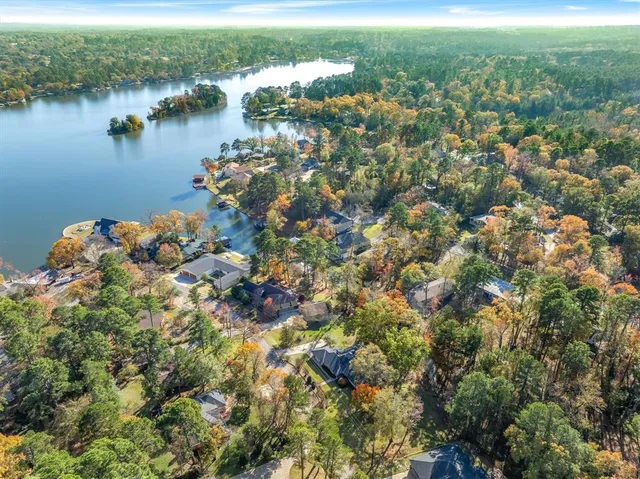 a view of a house with backyard and a garden