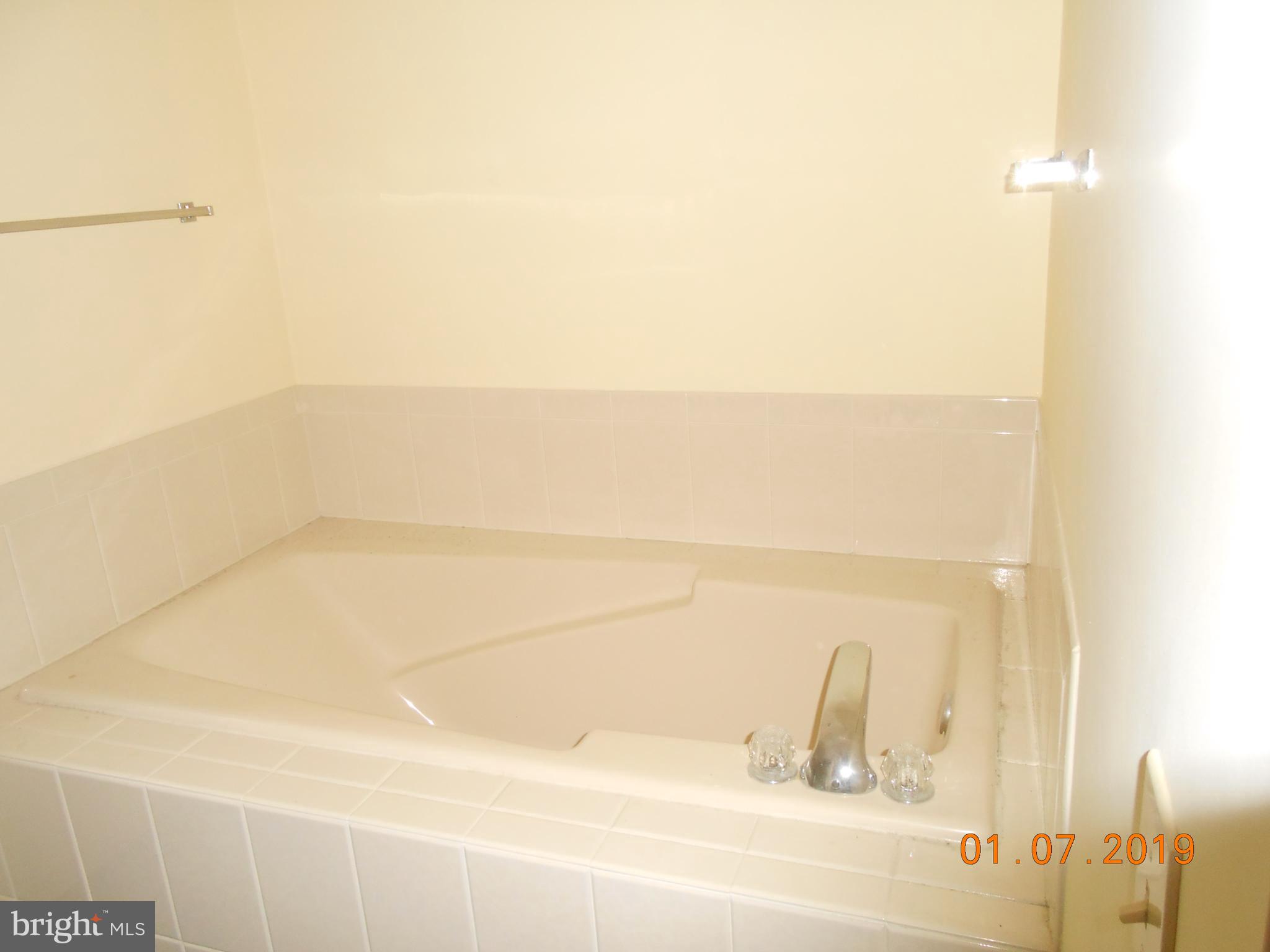 6207 Groveland Road Linthicum, MD 21090 - Photo 15 of 21 MASTER BATH TUB