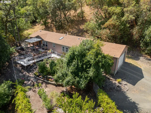 a view of a backyard