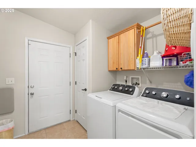 a room with lots of different kinds of stuff