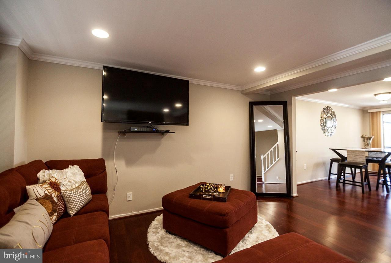 2414 Ridgely Street Baltimore, MD 21230 - Photo 3 of 29 Living Room