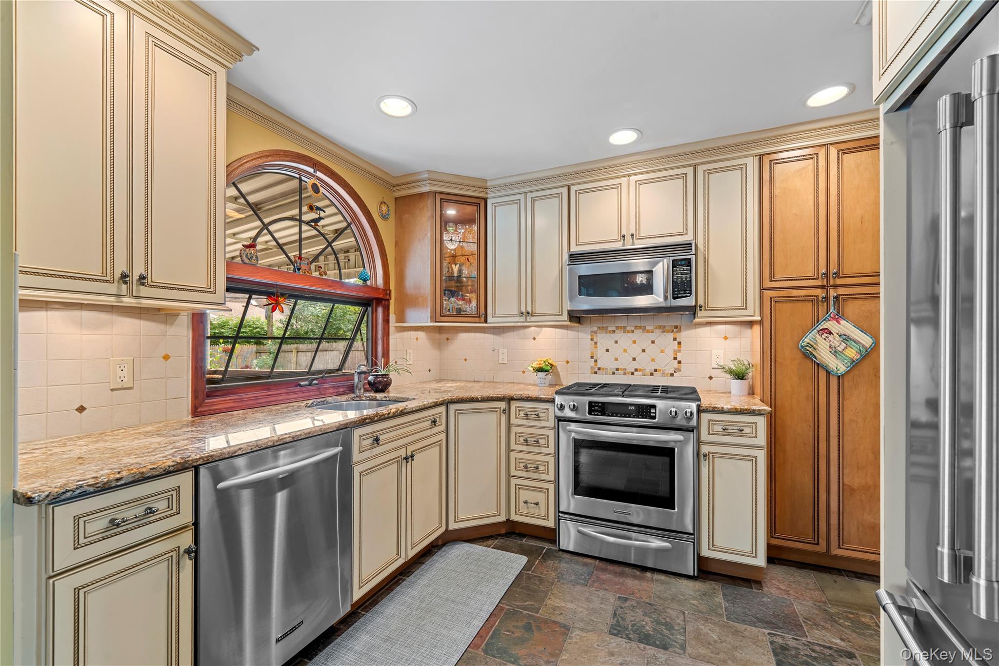 38 Hillvale Road Albertson, NY 11507 - Photo 6 of 30