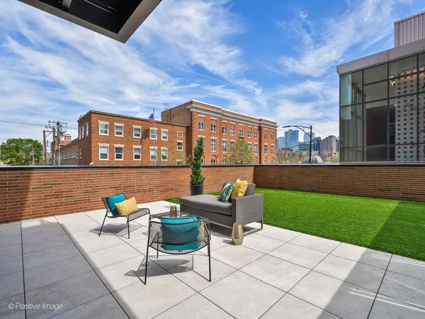 $1,750,000 | 305 South Racine Avenue, Unit 2A, Chicago, IL 60607