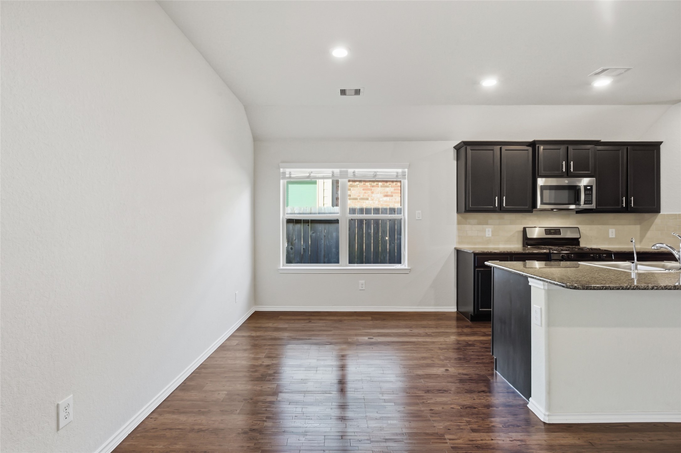 521 Waterside Ridge Lane La Marque, TX 77568 - Photo 12 of 34