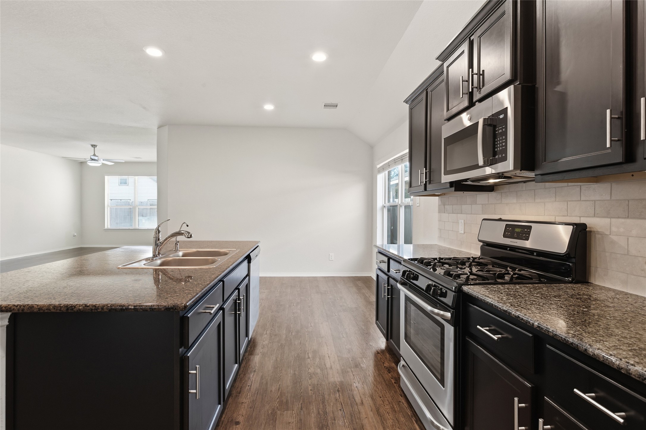 521 Waterside Ridge Lane La Marque, TX 77568 - Photo 8 of 34