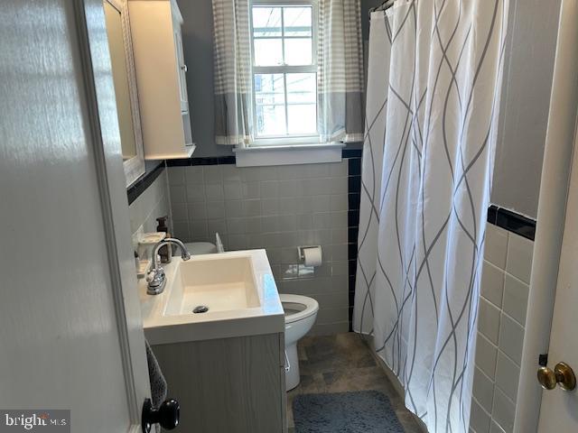 948 Easter Road Burlington, NJ 08016 - Photo 18 of 30 a bathroom with a sink a toilet and a window